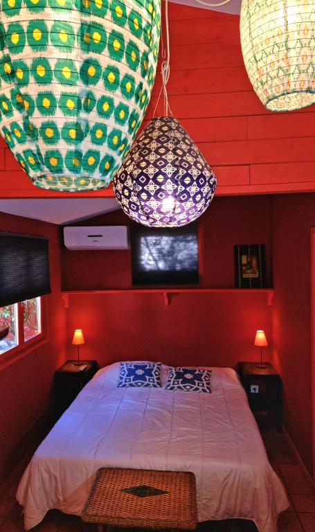 Intérieur chaleureux d'un chalet pour 4 personnes à Sabran