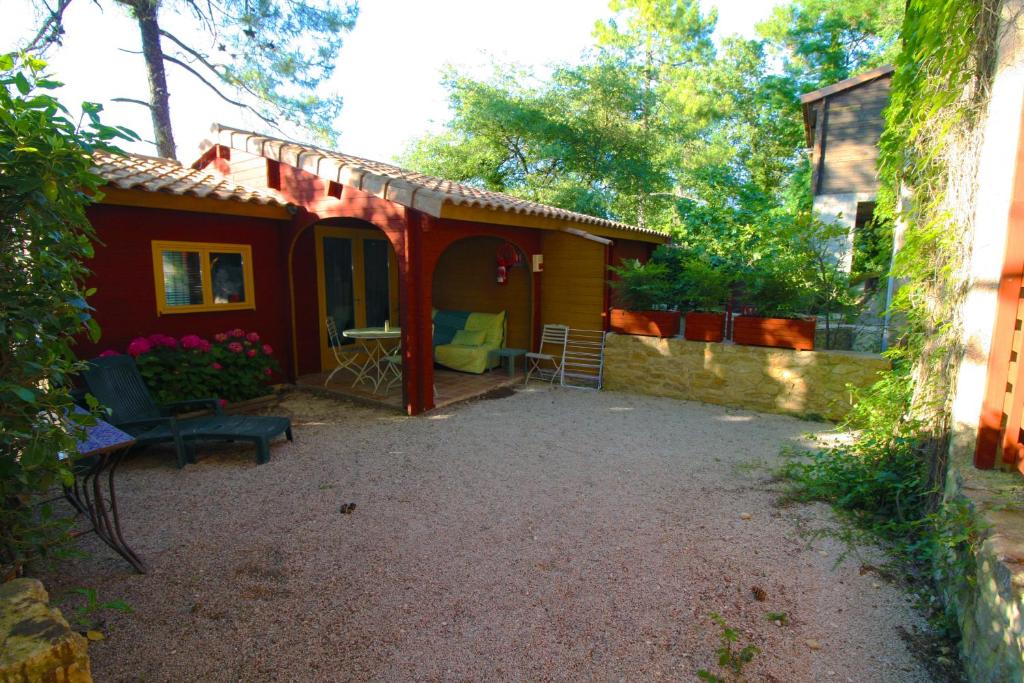 Chalet en pierre et bois avec terrasse privative à La Pousterle