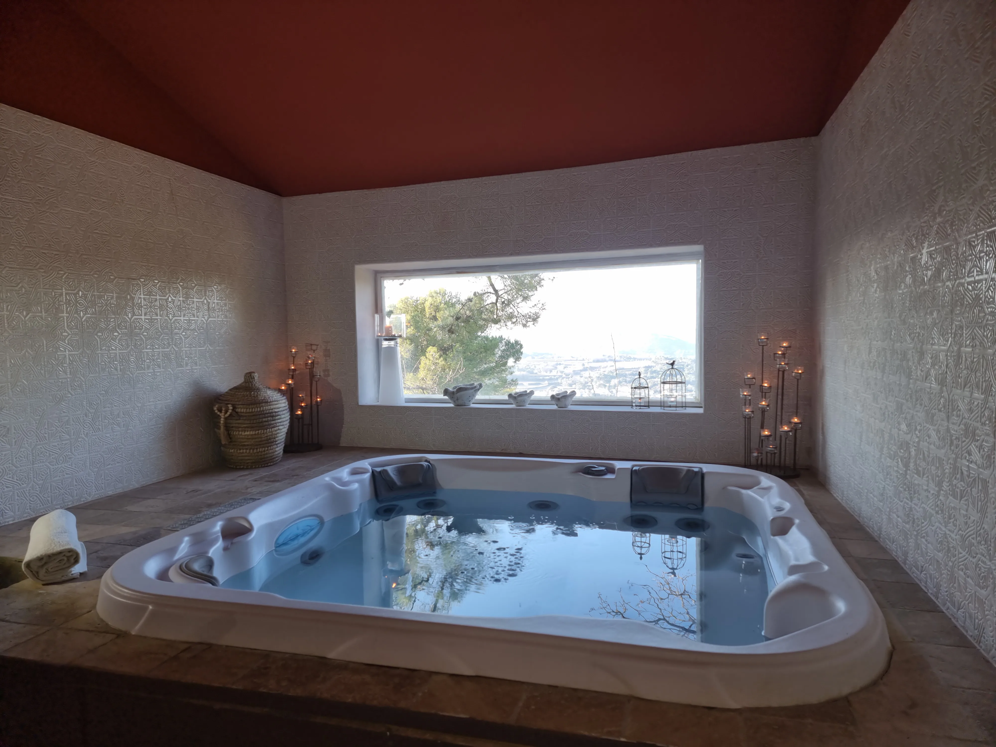 Jacuzzi avec vue sur la vallée
