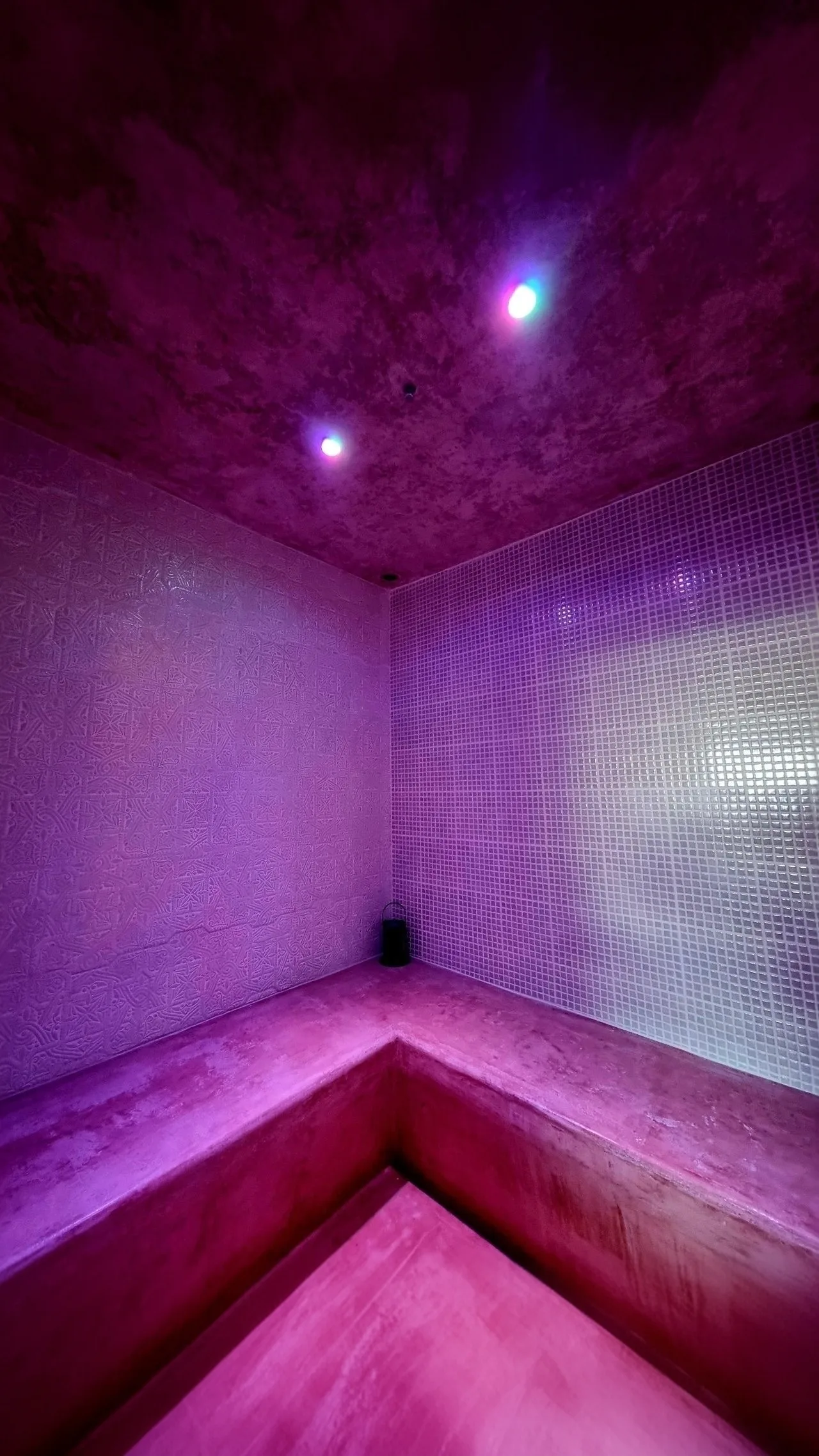 Hammam collectif en pierre au domaine La Pousterle de Sabran