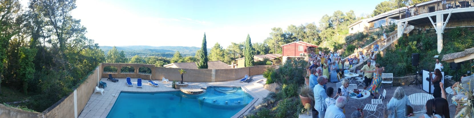 Soirée privée réunissant une centaine de convives autour de la piscine panoramique de La Pousterle de Sabran, face à la vallée de la Cèze dans le Gard