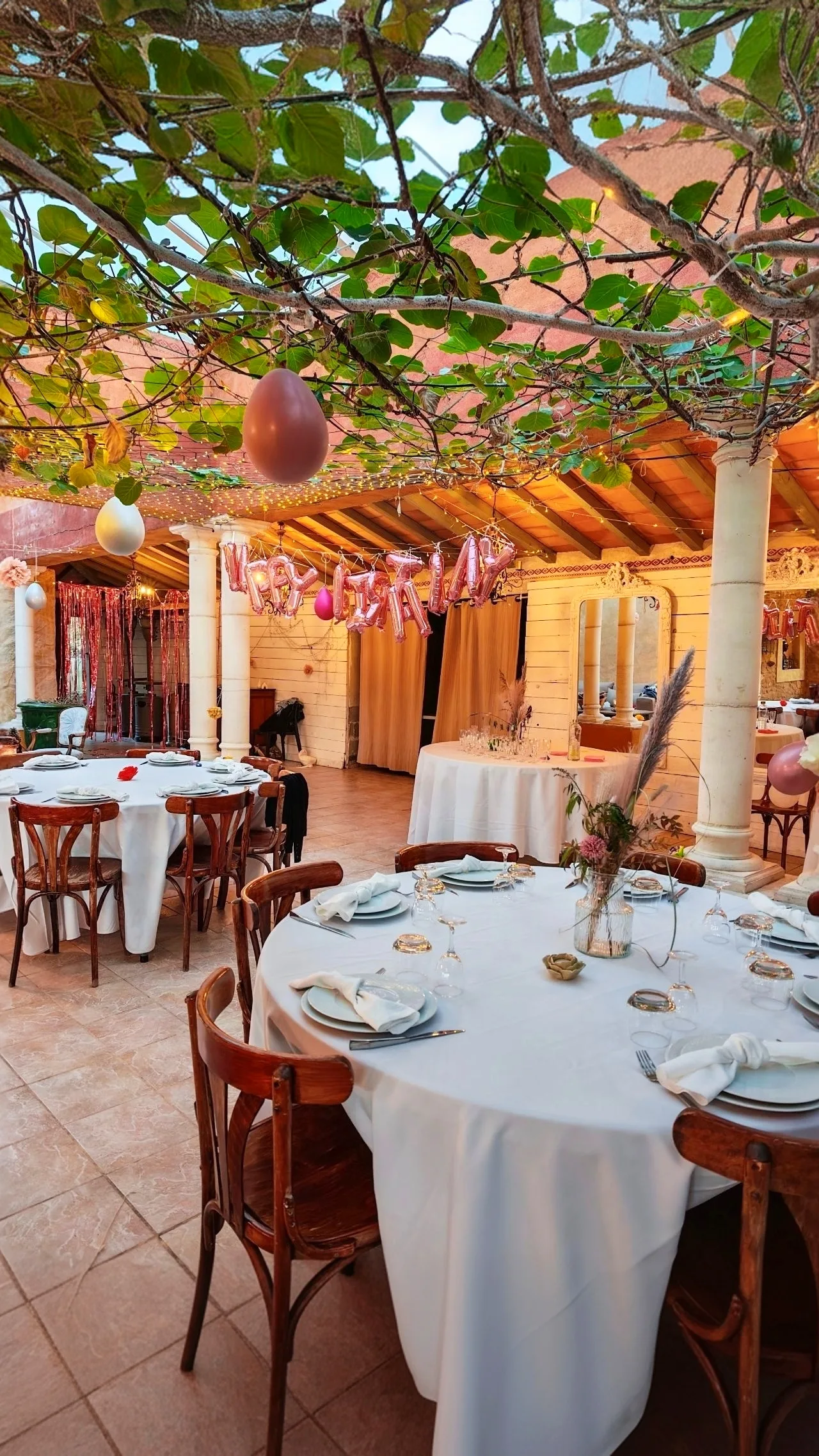 Groupe familial profitant du village privatisé La Pousterle de Sabran