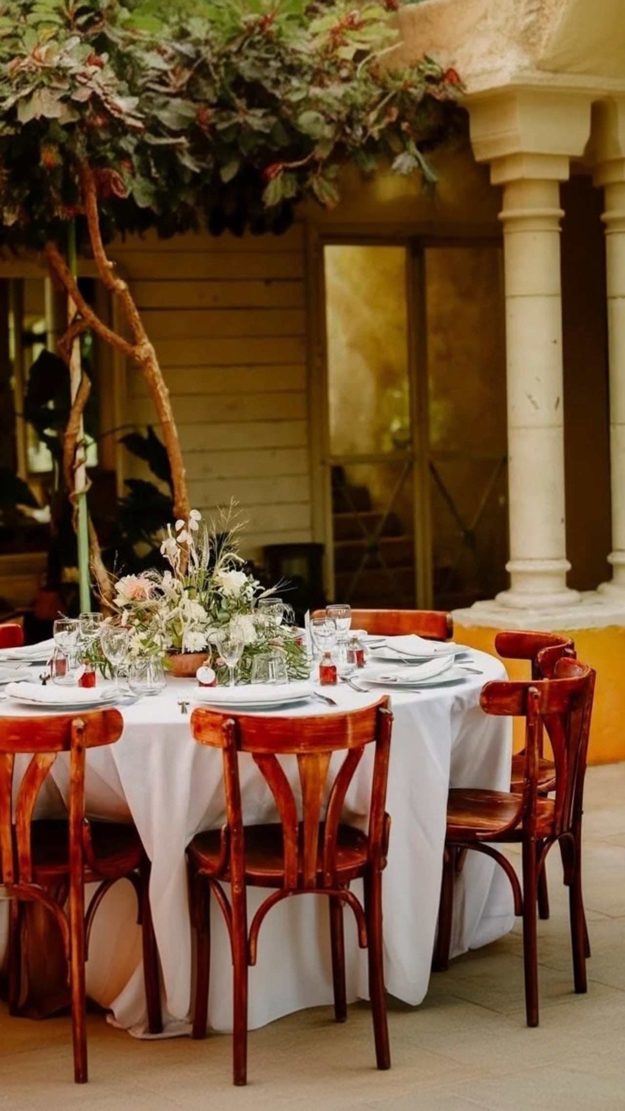 Table dressée pour un événement privatisé à La Pousterle de Sabran