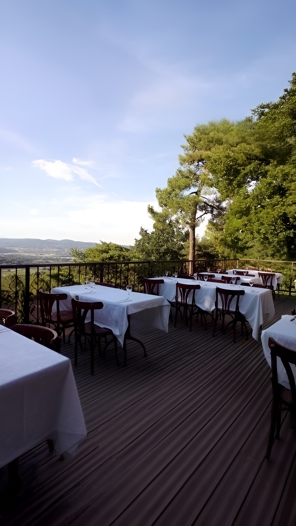 Bar et espace cocktail en terrasse à La Pousterle de Sabran