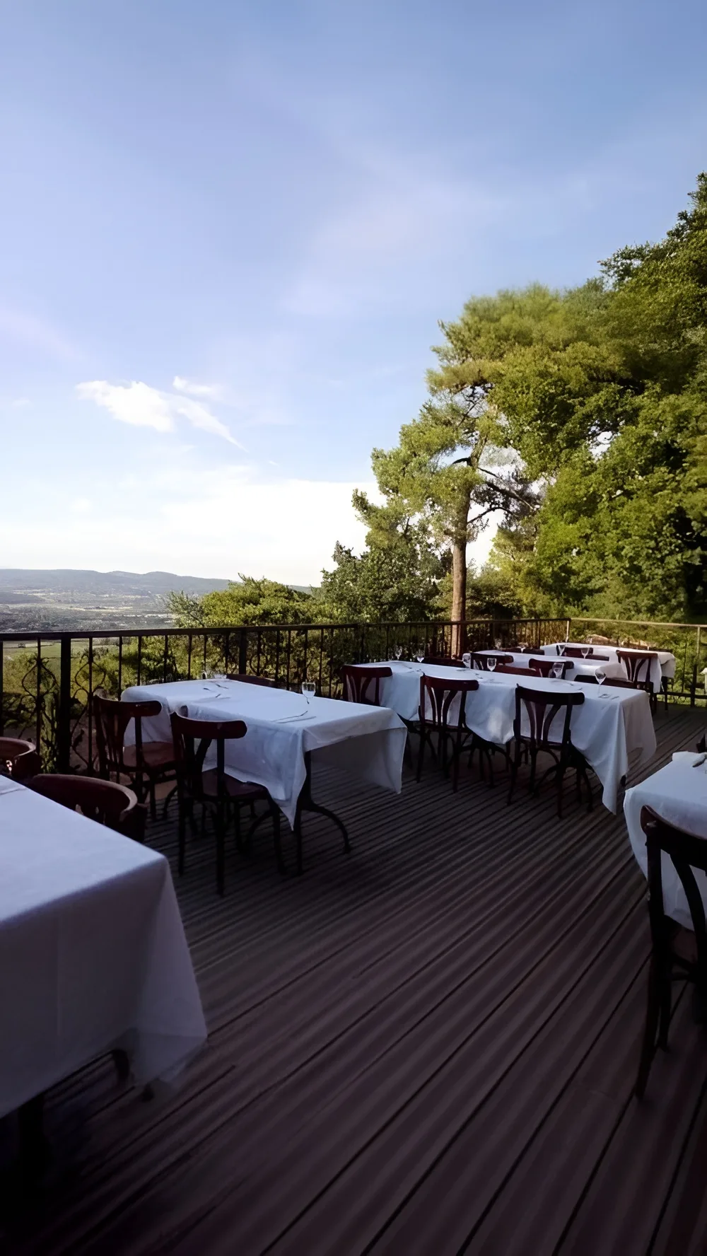 Bar et espace cocktail en terrasse à La Pousterle de Sabran