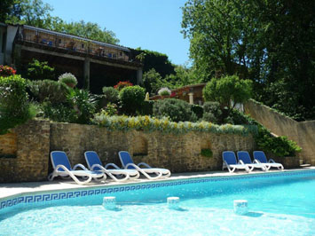 Vue aérienne du village de gîtes La Pousterle de Sabran dans le Gard