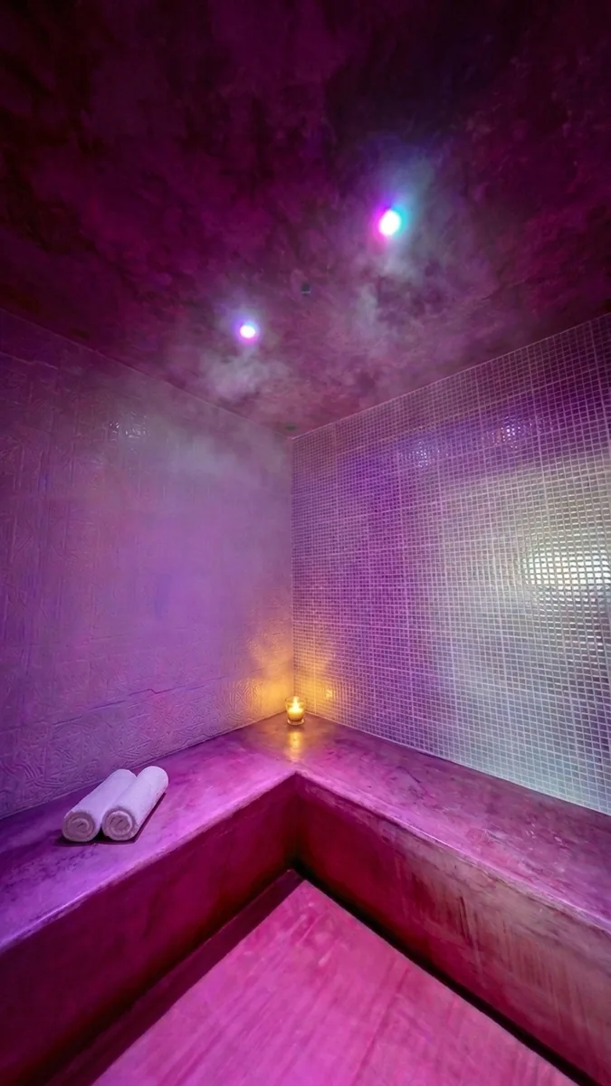 Hammam collectif du domaine La Pousterle de Sabran, ambiance tamisée rose