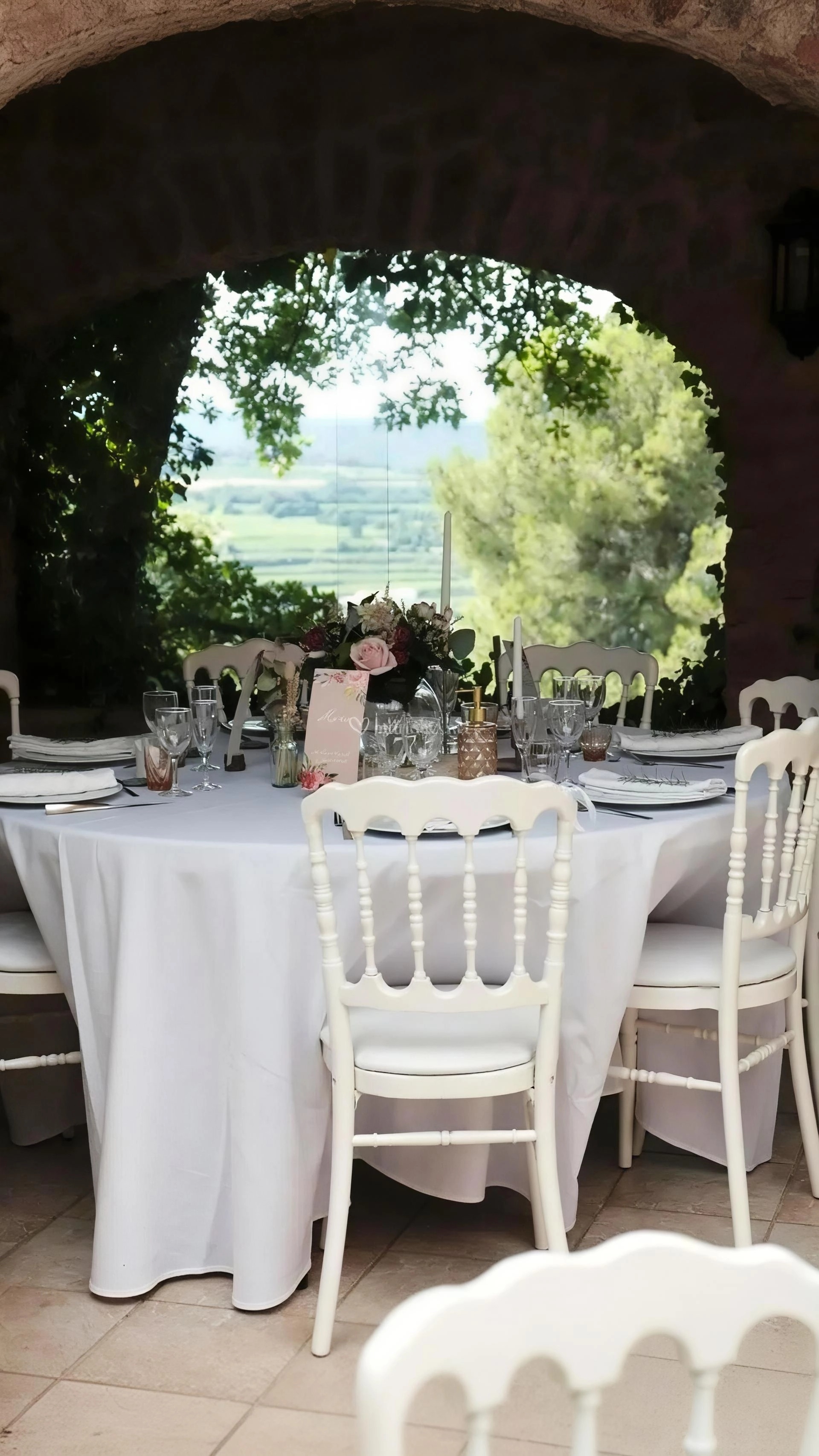 Table dressée pour un événement privatisé à La Pousterle de Sabran