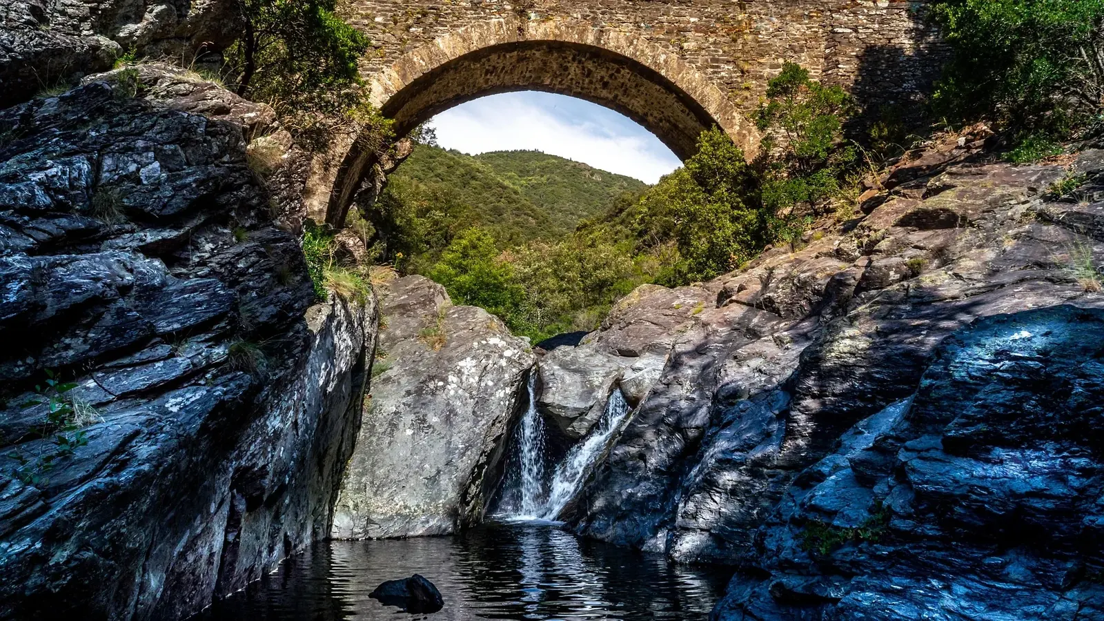 Paysage de gorges et de pierres, Gard provençal