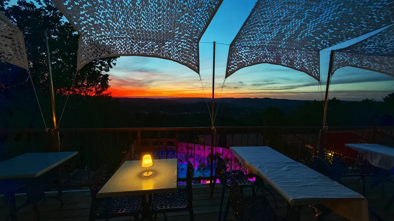 Coucher de soleil sur la vallée de la Cèze depuis la terrasse du Snack, sous les voiles d'ombrage
