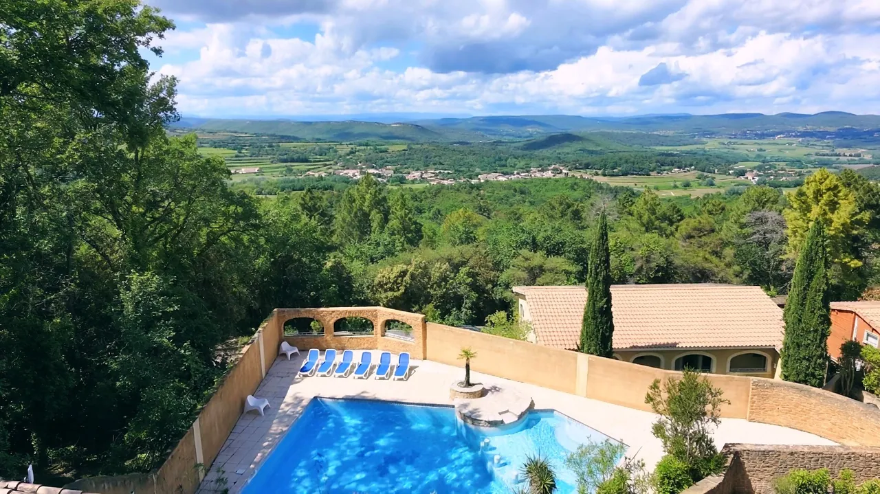 Piscine du Snack de La Pousterle et vue panoramique sur la vallée de la Cèze en plein jour