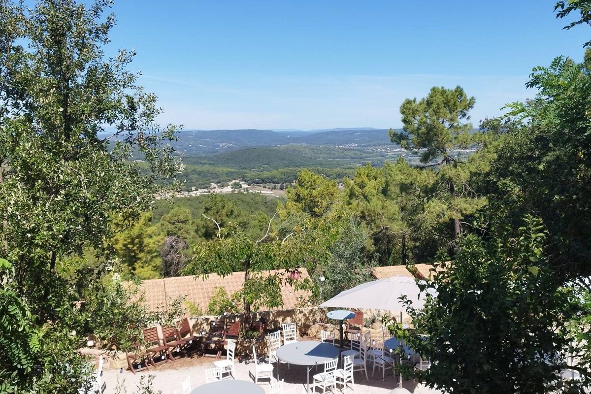 A terrace among the pines, facing the valley: the setting for team building at La Pousterle de Sabran