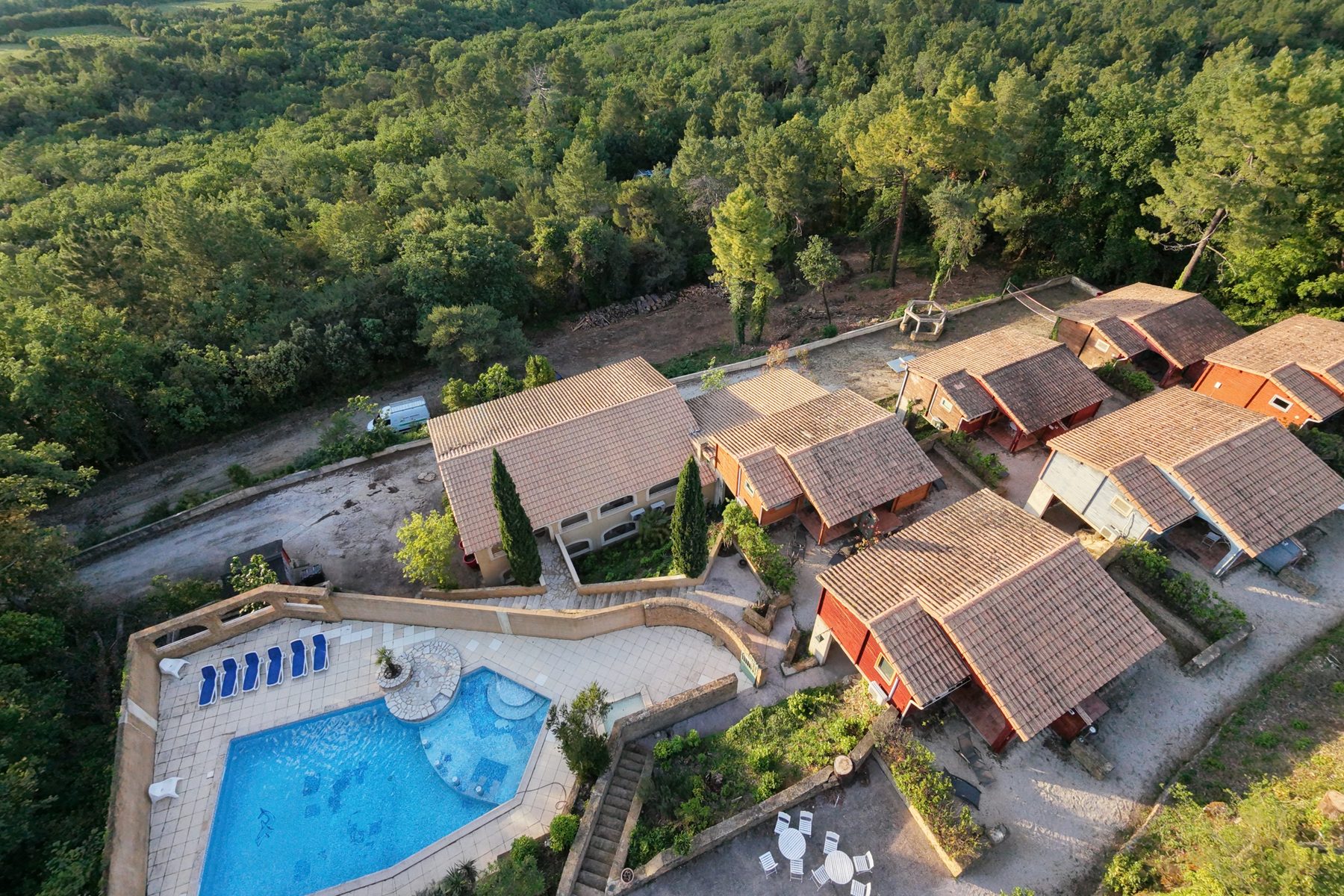 Le village de gîtes de La Pousterle de Sabran niché dans la garrigue, vu du ciel
